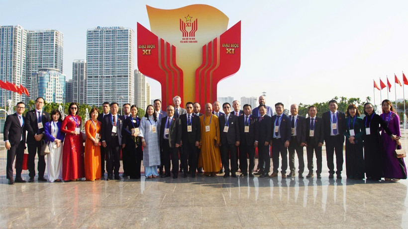 Overseas Vietnamese attending the 11th National Patriotic Emulation Congress pose for a commemorative photo. (Photo: VNA)