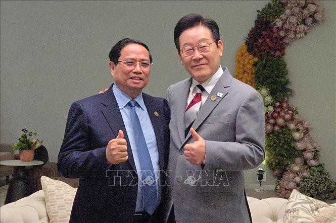 Prime Minister Pham Minh Chinh (left ) and President of the Republic of Korea (RoK) Lee Jae Myung. (Photo: VNA)