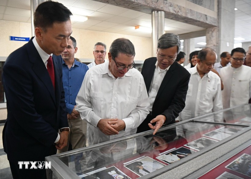 Vietnamese Ambassador to Cuba Le Quang Long (third from left) and Cuban Minister of Foreign Affairs Bruno Rodríguez Parrilla (second from left) visit the exhibition (Photo: VNA)