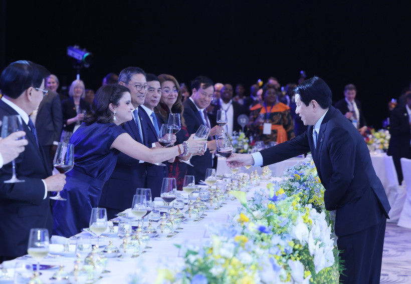 State President Luong Cuong (right) welcomes heads of delegations attending the signing ceremony of the Hanoi Convention at the banquet in Hanoi on October 25. (Photo: VNA)