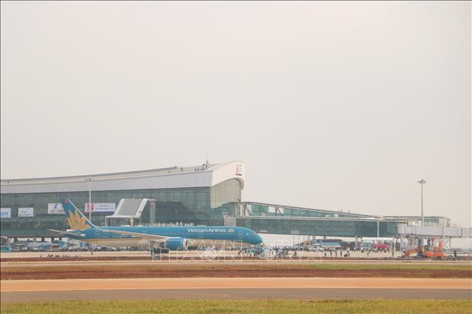 A wide-body Boeing 787-9 aircraft operated by Vietnam Airlines lands safely at Long Thanh International Airport in a test flight on December 15. (Photo: VNA)