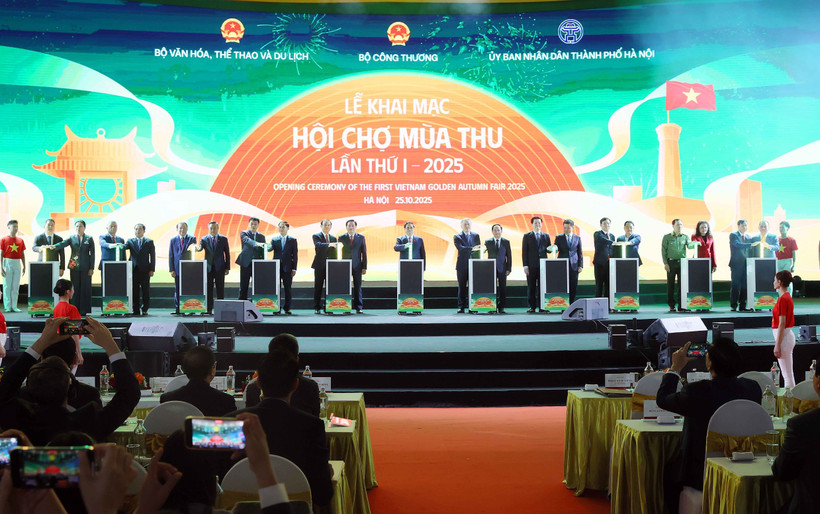 Prime Minister Pham Minh Chinh and other delegates join the opening ceremony of the first Autumn Fair 2025 in Hanoi on October 25, 2025. (Photo: VNA) 