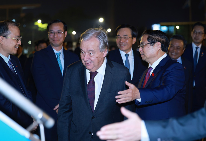 Prime Minister Pham Minh Chinh invites UN Secretary-General Antonio Guterres to board the aircraft as they jointly depart Hanoi on October 25 evening for Kuala Lumpur, Malaysia, to attend the 47th ASEAN Summit and related meetings. (Photo: VNA) 
