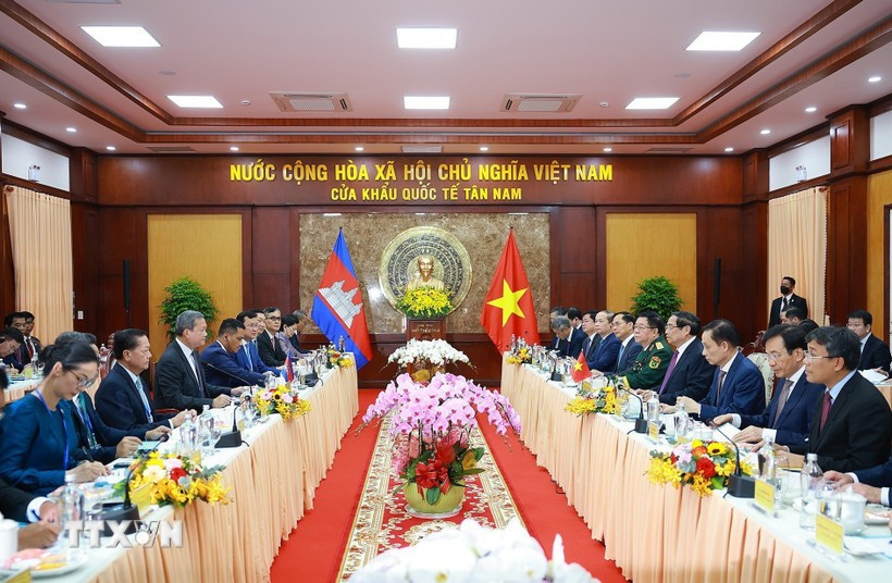 The talks between Prime Minister Pham Minh Chinh and his Cambodian counterpart Hun Manet in Tay Ninh province on December 8 (Photo: VNA)