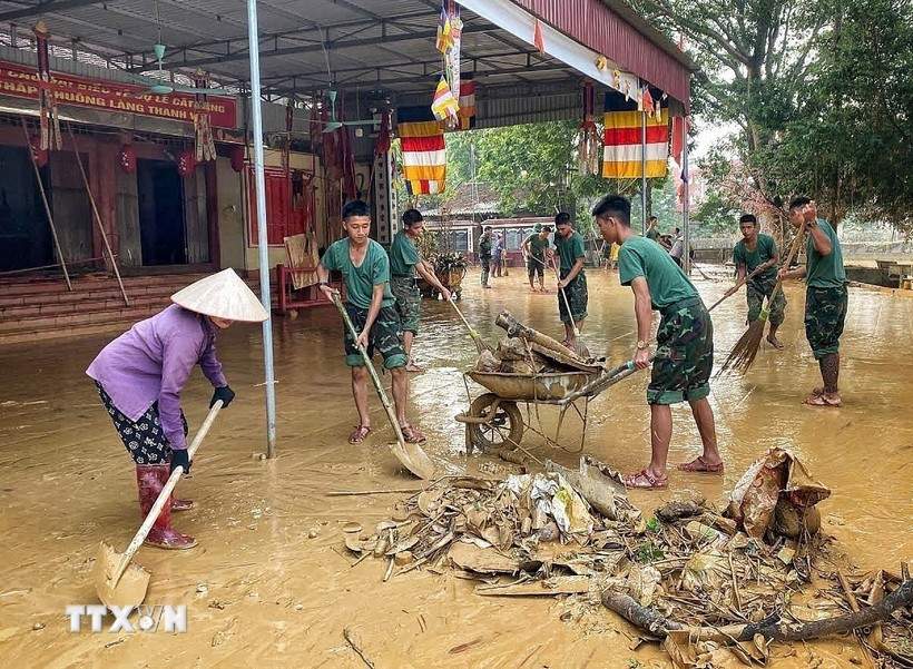 Officers and soldiers help people clean up and overcome flood consequences in Tam Giang commune of Bac Ninh province. (Photo: VNA)