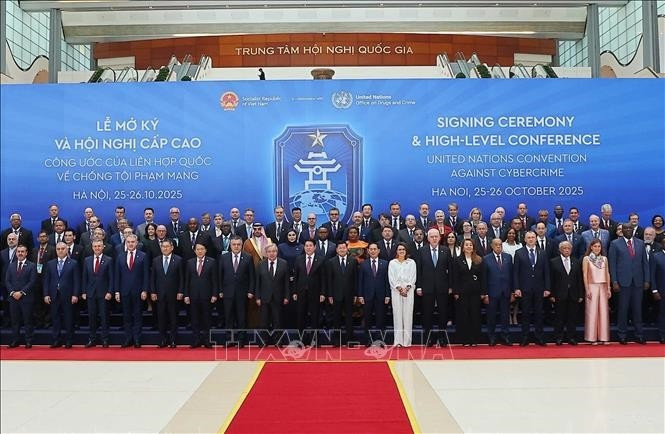State President Luong Cuong and UN Secretary-General Antonio Guterres pose for a group photo with heads of delegations attending the Signing Ceremony of the Hanoi Convention. (Photo: VNA)