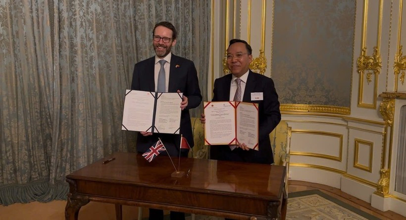Deputy Minister of Industry and Trade Nguyen Hoang Long (right) and UK Ambassador to Vietnam Iain Frew sign an MoU on clean energy cooperation between the Vietnamese Ministry of Industry and Trade and the UK Foreign, Commonwealth and Development Office (Photo: VNA) 