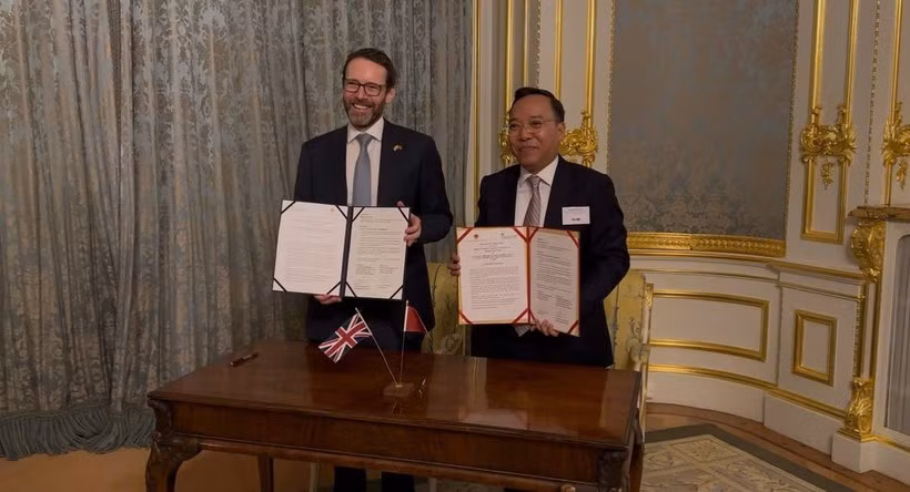 Deputy Minister of Industry and Trade Nguyen Hoang Long (right) and UK Ambassador to Vietnam Iain Frew sign an MoU on clean energy cooperation between the Vietnamese Ministry of Industry and Trade and the UK Foreign, Commonwealth and Development Office (Photo: VNA) 
