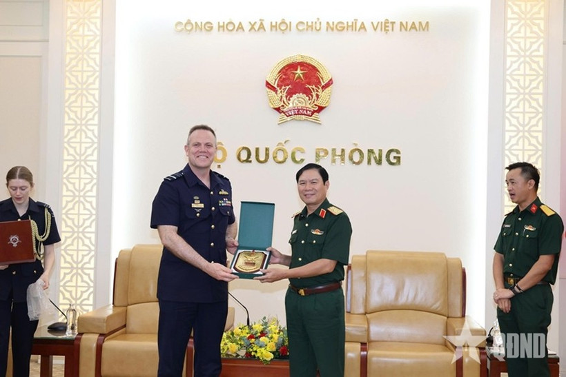 General Nguyen Tan Cuong, Chief of the General Staff of the Vietnam People's Army, presents a souvenir to Australia's Chief of Air Force (CAF) Air Marshal Stephen Chappell in their meeting in Hanoi on October 13, 2025 (Photo: qdnd.vn)