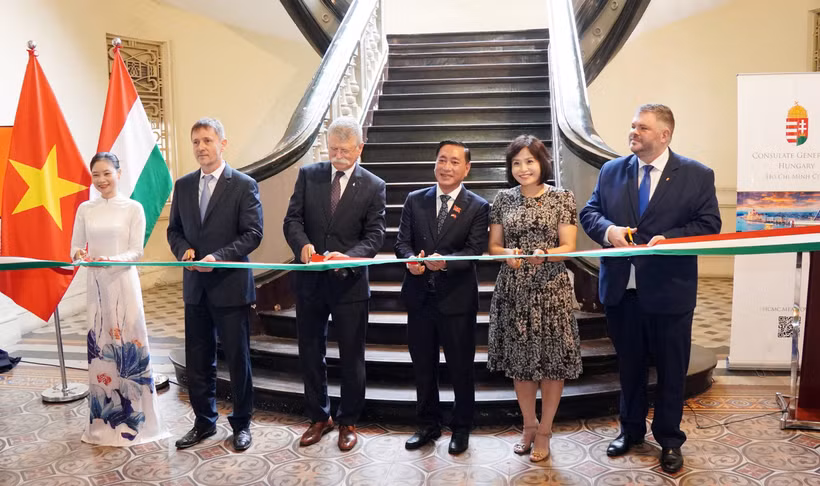 Delegates from Vietnam and Hungary at the opening ceremony of the photo exhibition. (Photo: VNA)