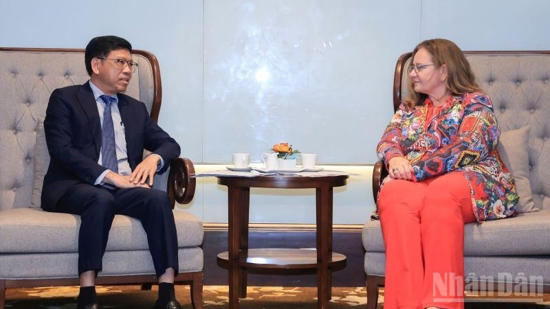 Deputy Minister of Construction Nguyen Xuan Sang holds talks with Dutch Minister for Foreign Trade and Development Aukje de Vries in Hanoi on November 10. (Photo: nhandan.vn)