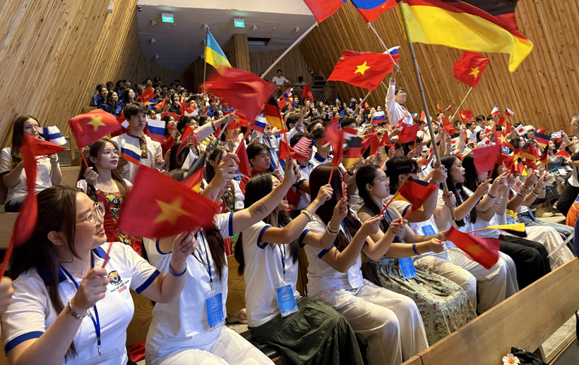 Here is a clear, concise English translation in a press-style tone: Young overseas Vietnamese and students from 31 countries and territories attend the opening ceremony of the “Vietnam Summer Camp 2025” program on July 16, 2025. (Photo: VNA)