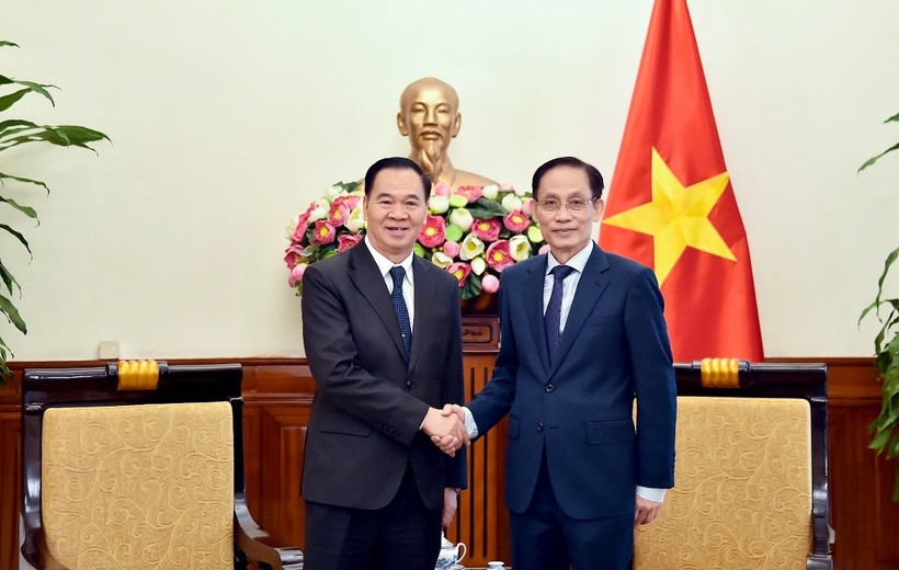 Minister of Foreign Affairs Le Hoai Trung (R) and Lao Minister of Education and Sports Thongsalith Mangnomek at their meeting in Hanoi on December 16. (Photo: Vietnamese Ministry of Foreign Affairs)