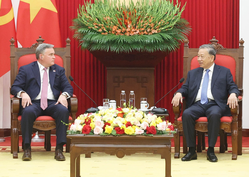 Party General Secretary To Lam (R) and President and CEO Eric Hambly of Murphy Oil Corporation in Hanoi on October 15. (Photo: VNA)