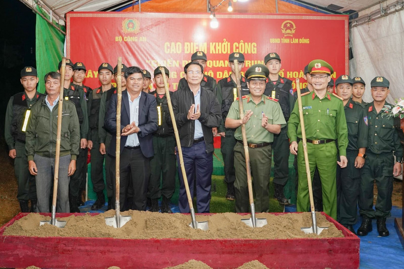 Leaders of the Lam Dong People’s Committee, the Ministry of Public Security and local households break ground for the first homes in Hoa Lac hamlet, Quang Lap commune. (Photo: Lam Dong Newspaper)