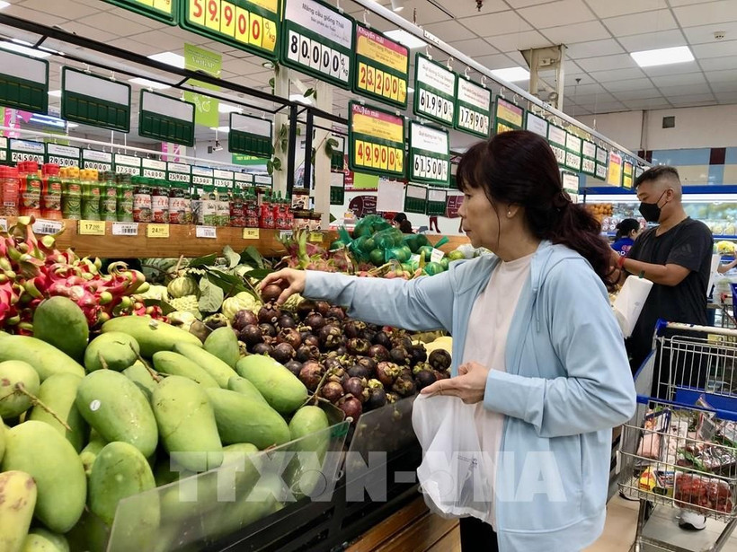 A consumer buys fruits at a supermarket in Ho Chi Minh City. (Photo: VNA)