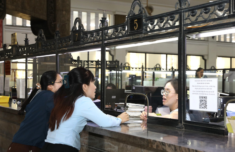 Customers conduct transactions at the State Bank of Vietnam’s Regional Branch No. 2. (Photo: VNA)