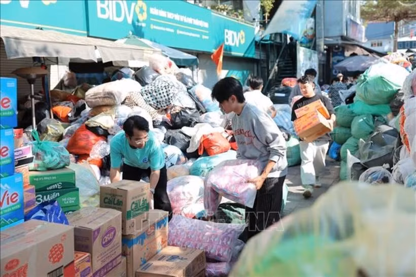 People prepare relief goods for flood-hit communities. (Photo: VNA)