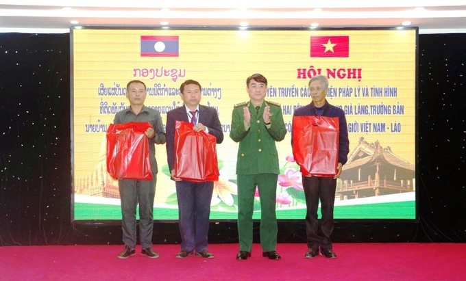 The Quang Tri Border Guard Command presents gifts to delegates from Savannakhet and Khammouane provinces of Laos, as well as Quang Tri province, at the conference in Dong Hoi ward. (Photo: VNA)