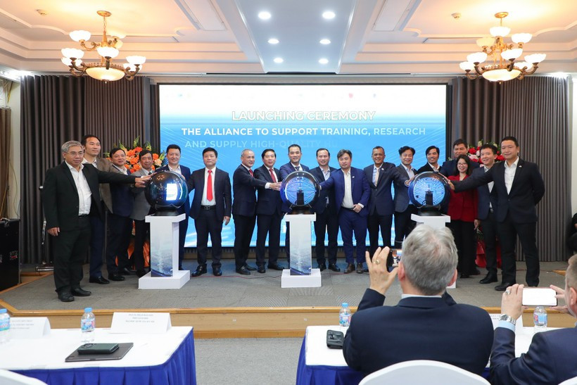 Delegates pose for a photo at the launch ceremony of the semiconductor alliance in Hanoi on November 27, 2025. (Photo: the organising board)