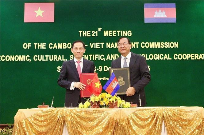 Minister of Foreign Minister Le Hoai Trung (left) and Cambodian Deputy Prime Minister and Minister of Foreign Affairs and International Cooperation Prak Sokhonn sign the minutes of the meeting. (Photo: VNA)