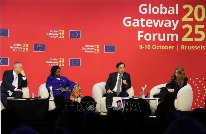 Deputy Prime Minister Bui Thanh Son (2nd from right) at the high-level session on global affairs within the framework of the 2nd Global Gateway Forum in Brussels, Belgium, on the afternoon of October 9 (local time). (Photo: VNA)