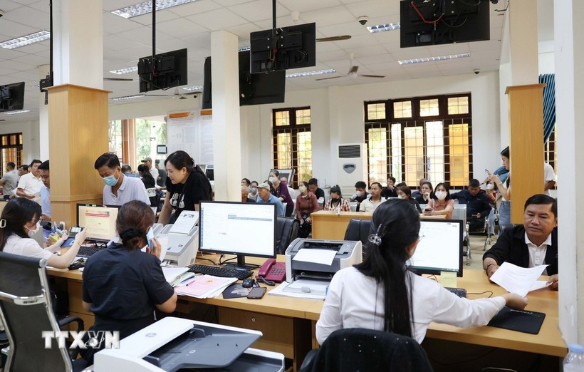 The People's Committee of Buon Ma Thuot ward, Dak Lak province, pilots the operation of the commune-level public administration sevice centre to (Photo: VNA)