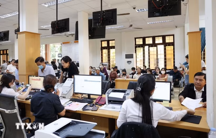 The People's Committee of Buon Ma Thuot ward, Dak Lak province, pilots the operation of the commune-level public administration sevice centre to (Photo: VNA)