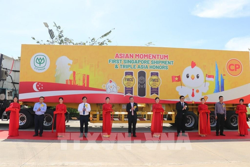 The ribbon-cutting ceremony marking the export of C.P. Vietnam's first container shipment to Singapore. (Photo: VNA) 