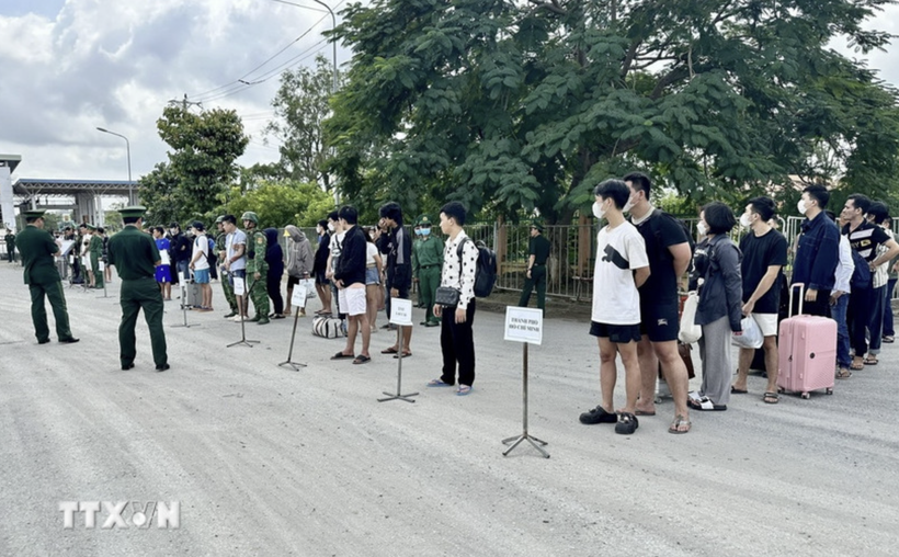Vietnamese citizens handed over by Cambodian authorities at Dinh Ba international border gate, Tan Ho Co commune, Dong Thap province. (Photo: VNA)
