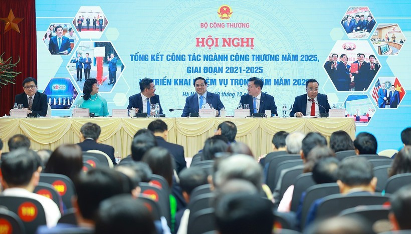 Prime Minister Pham Minh Chinh (third from right) attends the conference. (Photo: VNA)