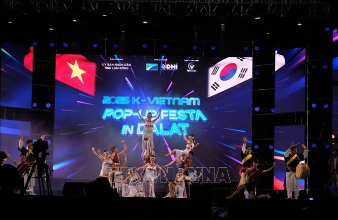 A dancing performance at the opening ceremony of the 2025 K–Vietnam Pop-up Festa in Dalat on November 8 (Photo: VNA)