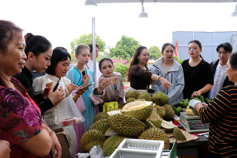 Tourists and locals shop for Vietnamese durian products. (Photo: VNA)