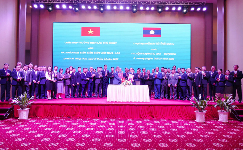 Heads of the border delegations of Vietnam and Laos exchange signed memoranda at the 34th annual meeting in Vientiane. (Photo: VNA)