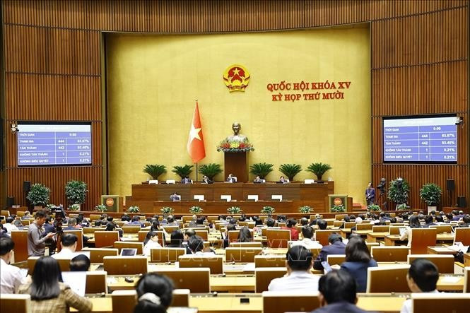The National Assembly votes to adopt the law amending and supplementing a number of provisions of the Law on Corruption Prevention and Control. (Photo: VNA)