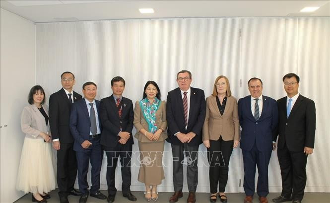 Leaders of the State Audit Office of Vietnam and the Public Audit Office of Catalonia (Spain) at the working session. (Photo published by VNA)