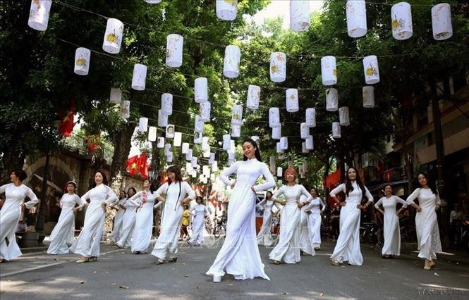 A performance as part of activities marking 65 years since the liberation of Hanoi and 20 years since Hanoi is honored by UNESCO as a "City for Peace". (Photo: VNA)