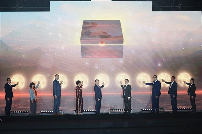 Delegates launch the third Hanoi Autumn Festival on November 21 evening. (Photo: VNA)