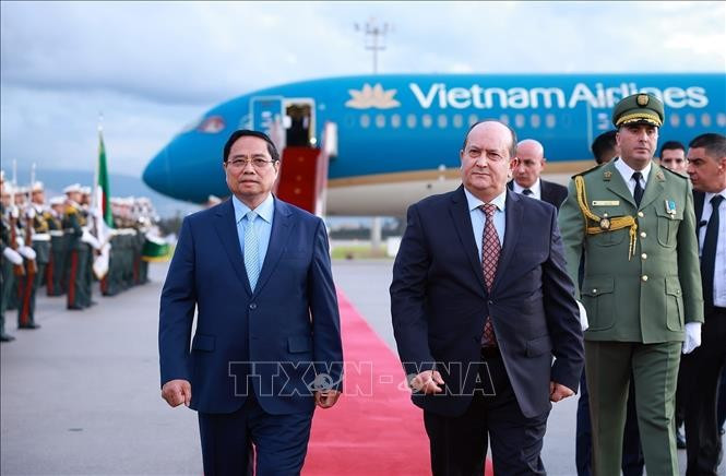 Algerian Prime Minister Sifi Ghrieb (right, front) hosts a welcoming ceremony for Prime Minister Pham Minh Chinh and his entourage (Photo: VNA)