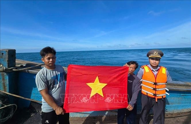 Alongside inspections, since early 2025, the unit has presented 188 national flags to encourage fishermen as they head offshore. (Photo: VNA)