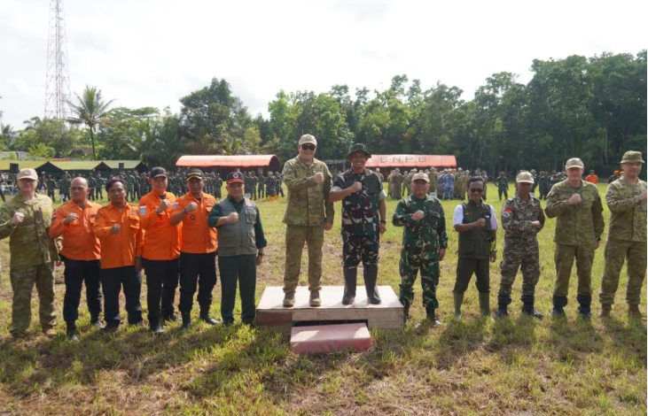 The Indonesian National Armed Forces (TNI) and the Australian Defence Force (ADF) pose for a photo during a joint disaster drill in Lebak, Banten, on October 27-31 (Photo: Antara)
