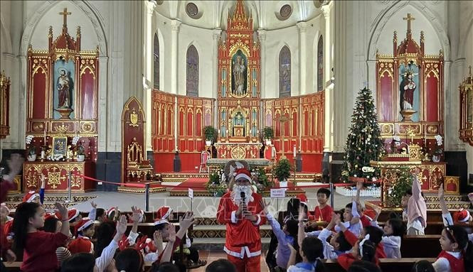 Christmas atmosphere inside Hai Phong Cathedral in Hai Phong city. (Photo: VNA)