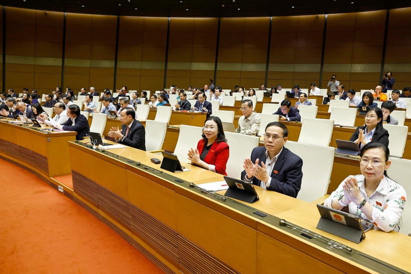 The National Assembly votes to pass the amended Law on Public Employees. (Photo: NA)
