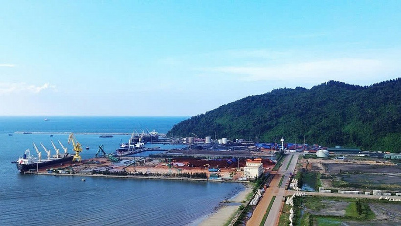 Chan May Port in Hue city is set to develop into a large transit port with an international logistics system. (Photo: thoibaotaichinhvietnam.vn)