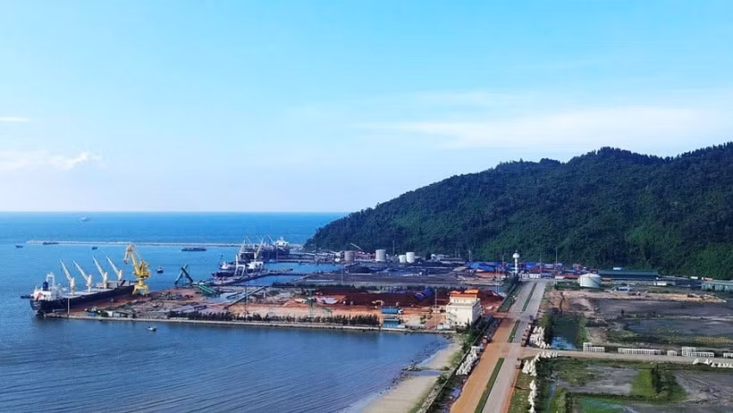 Chan May Port in Hue city is set to develop into a large transit port with an international logistics system. (Photo: thoibaotaichinhvietnam.vn)