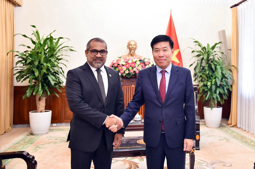 Deputy Minister of Foreign Affairs Nguyen Manh Cuong meets with Maldivian Minister of Foreign Affairs Abdulla Khaleel in Hanoi on October 24, 2025. (Photo: VNA)