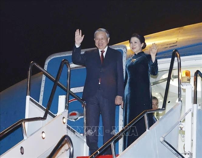 General Secretary of the Communist Party of Vietnam (CPV) To Lam and his spouse Ngo Phuong Ly leave the Wattay International Airport in Vientiane on December 2 evening, successfully concluding their two-day state visit to Laos.(Photo: VNA)