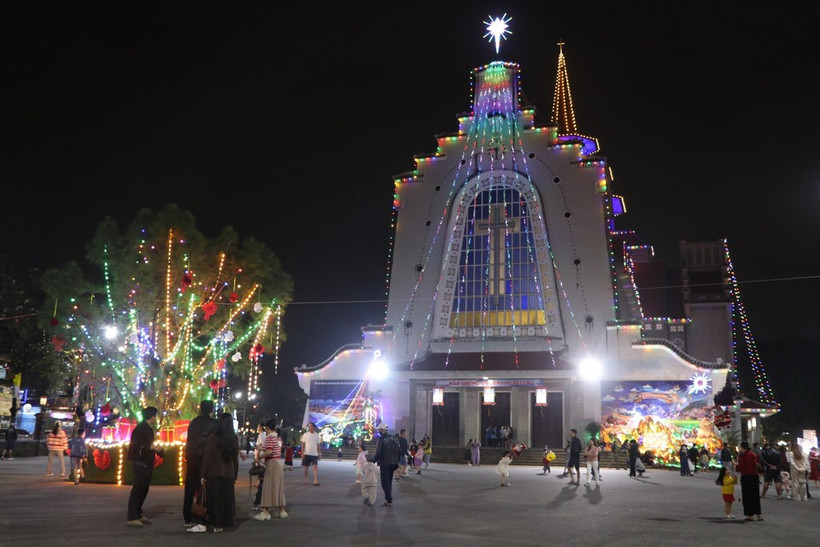 Hue is welcoming a Christmas season marked by peace, warmth, sharing and a strong sense of community. (Photo: VNA)