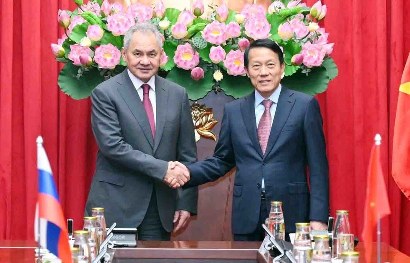 Minister of Public Security General Luong Tam Quang (right) and Secretary of the Russian Federation Security Council Sergei Shoigu at their meeting in Hanoi on December 9 (Photo: VNA)