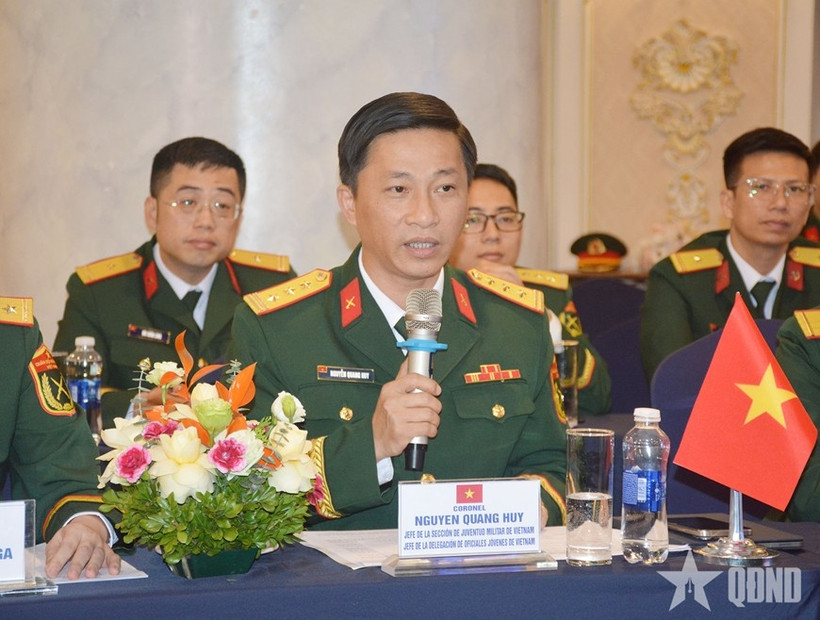 Senior Lieutenant Colonel Nguyen Quang Huy, head of the Youth Department under the VPA's General Department of Politics, speaks at the exchange. (Photo: qdnd.vn)